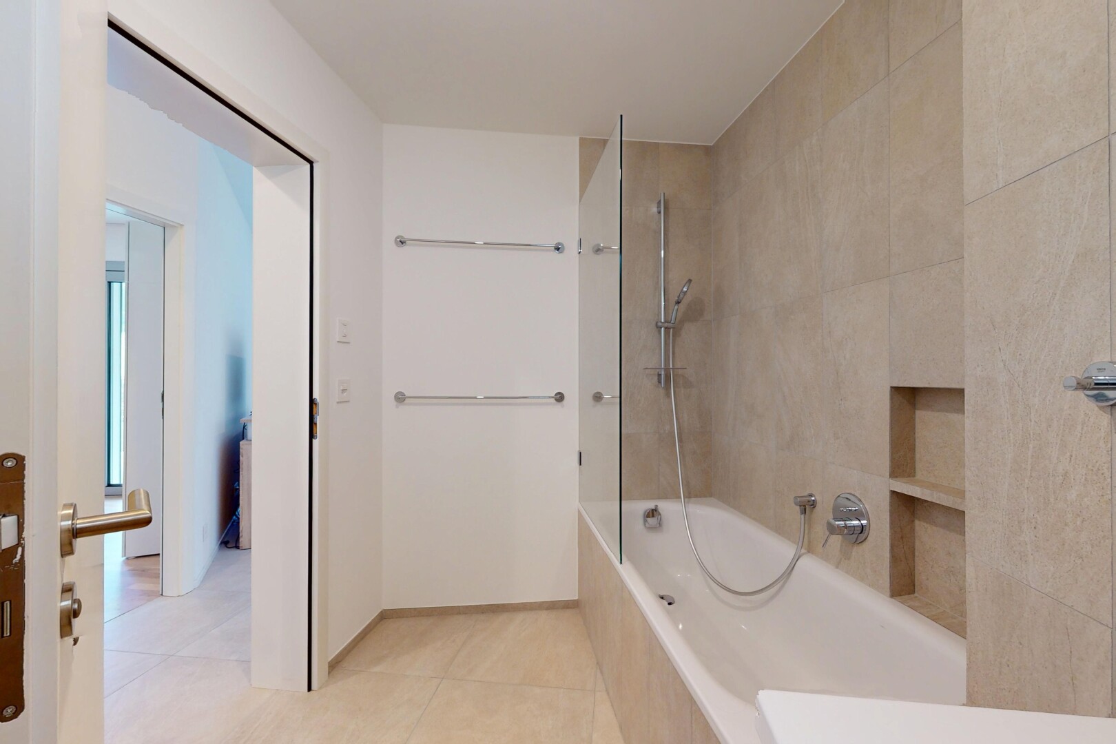 bad mit inside property, fliesenboden, tile floor, komplettes badezimmer, und kombiniertes bad / dusche