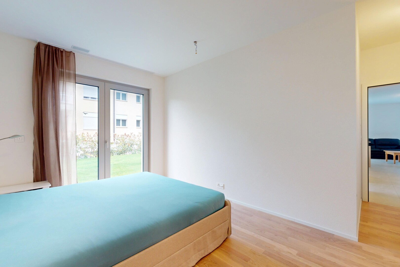 zimmer / schlafzimmer mit inside property, natürliches licht, natural light, holzfußboden, und wood finish floor