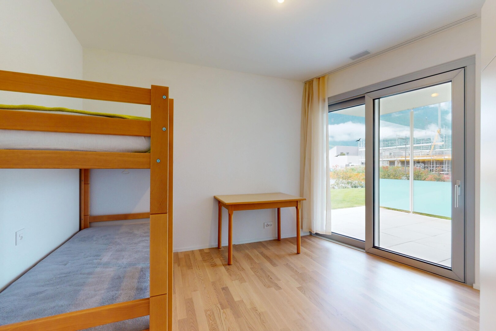 zimmer / schlafzimmer mit inside property, außenzugang, natürliches licht, natural light, und gipskartonwand