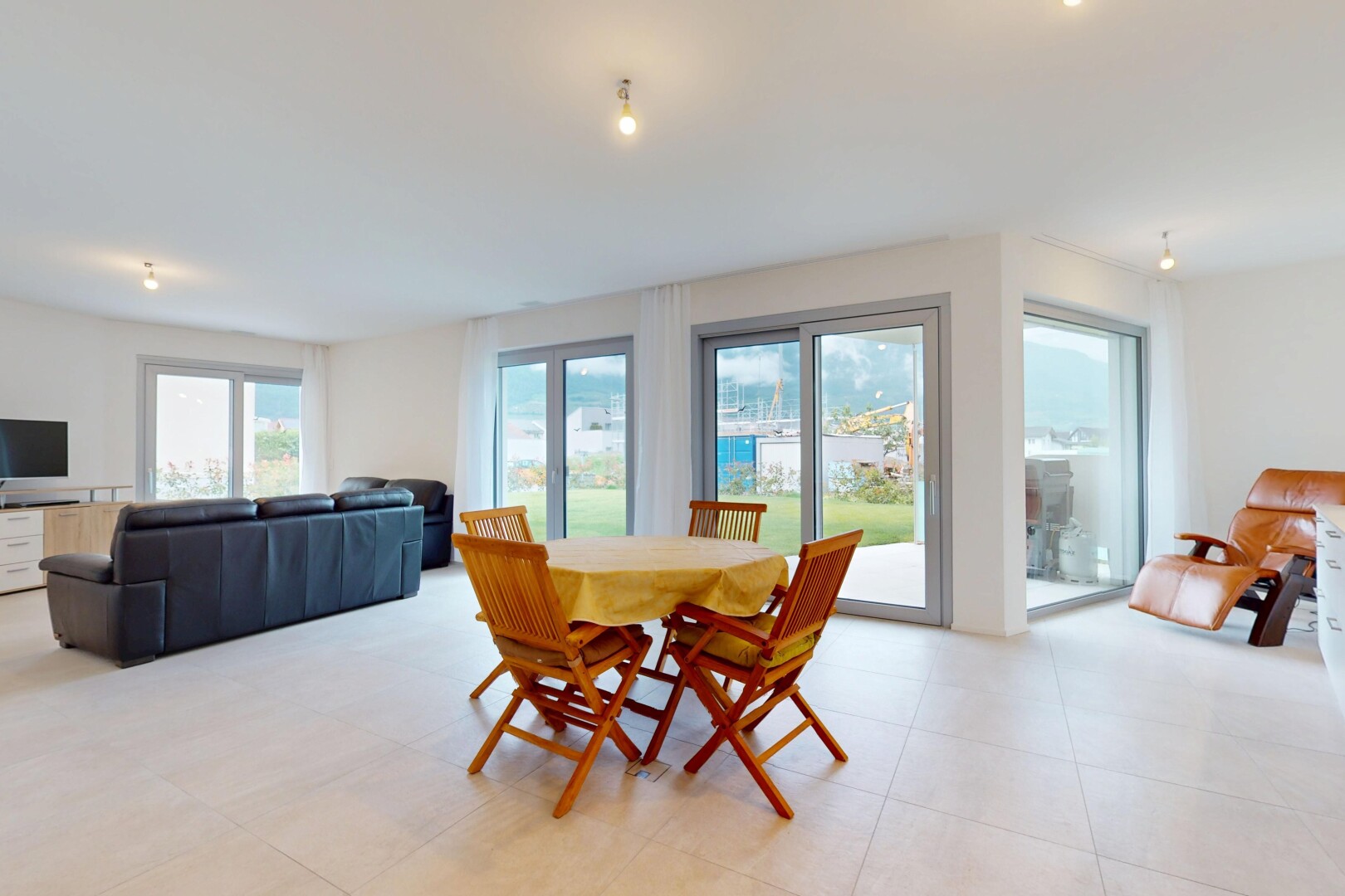 wohn- / esszimmer mit inside property, fernseher, natürliches licht, natural light, und gipskartonwand
