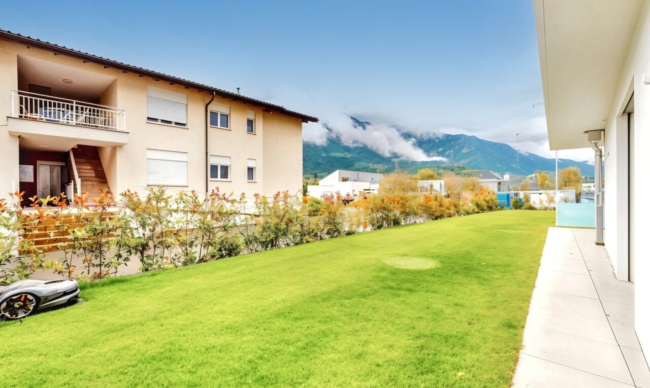 garten mit blick auf die berge, mountain view, rasen, und day time