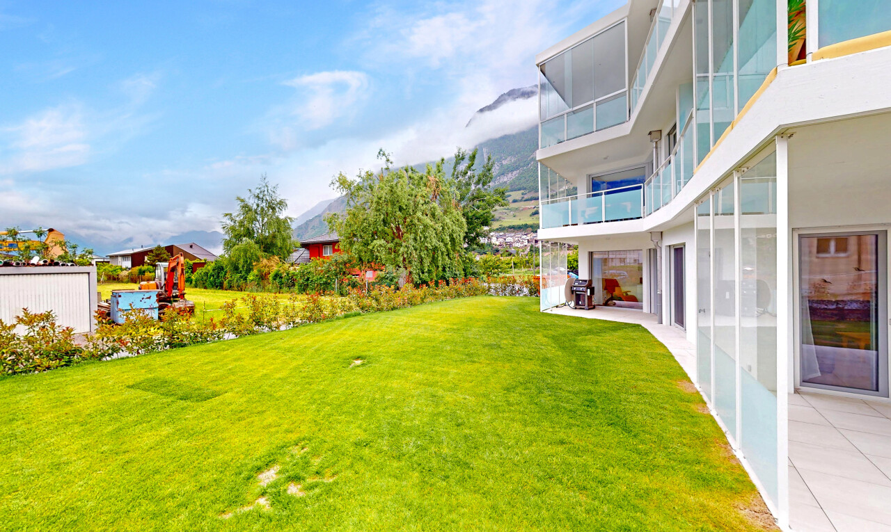garten mit rasen, day time, blick auf die berge, und mountain view