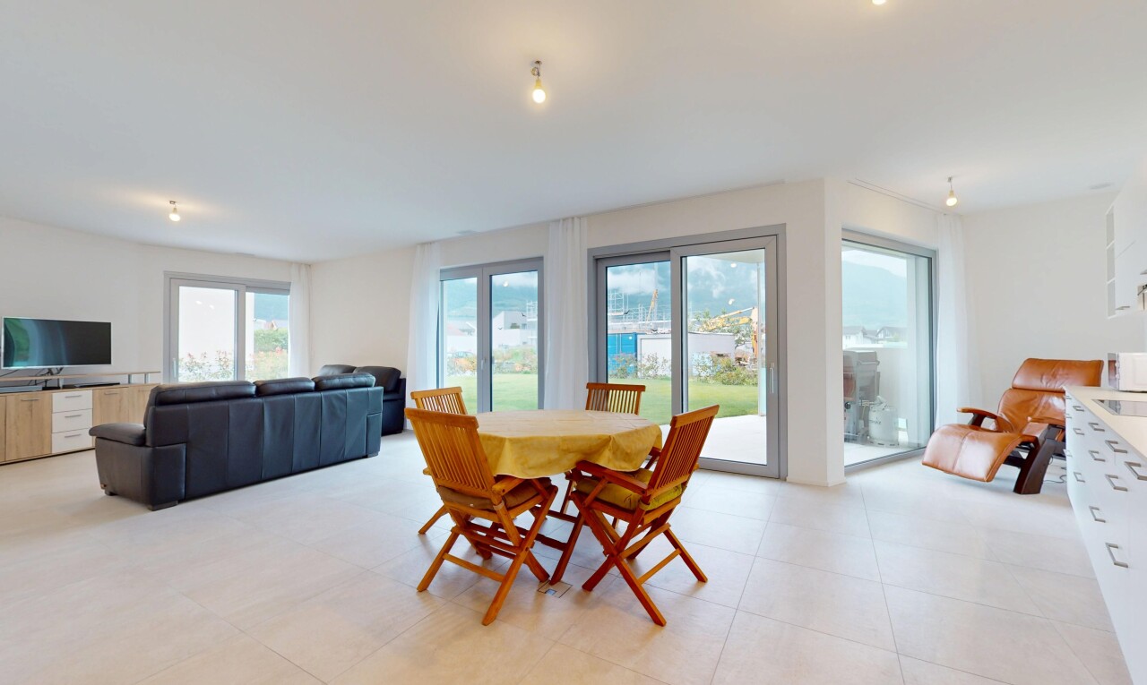 wohn- / esszimmer mit inside property, fernseher, natürliches licht, natural light, und gipskartonwand