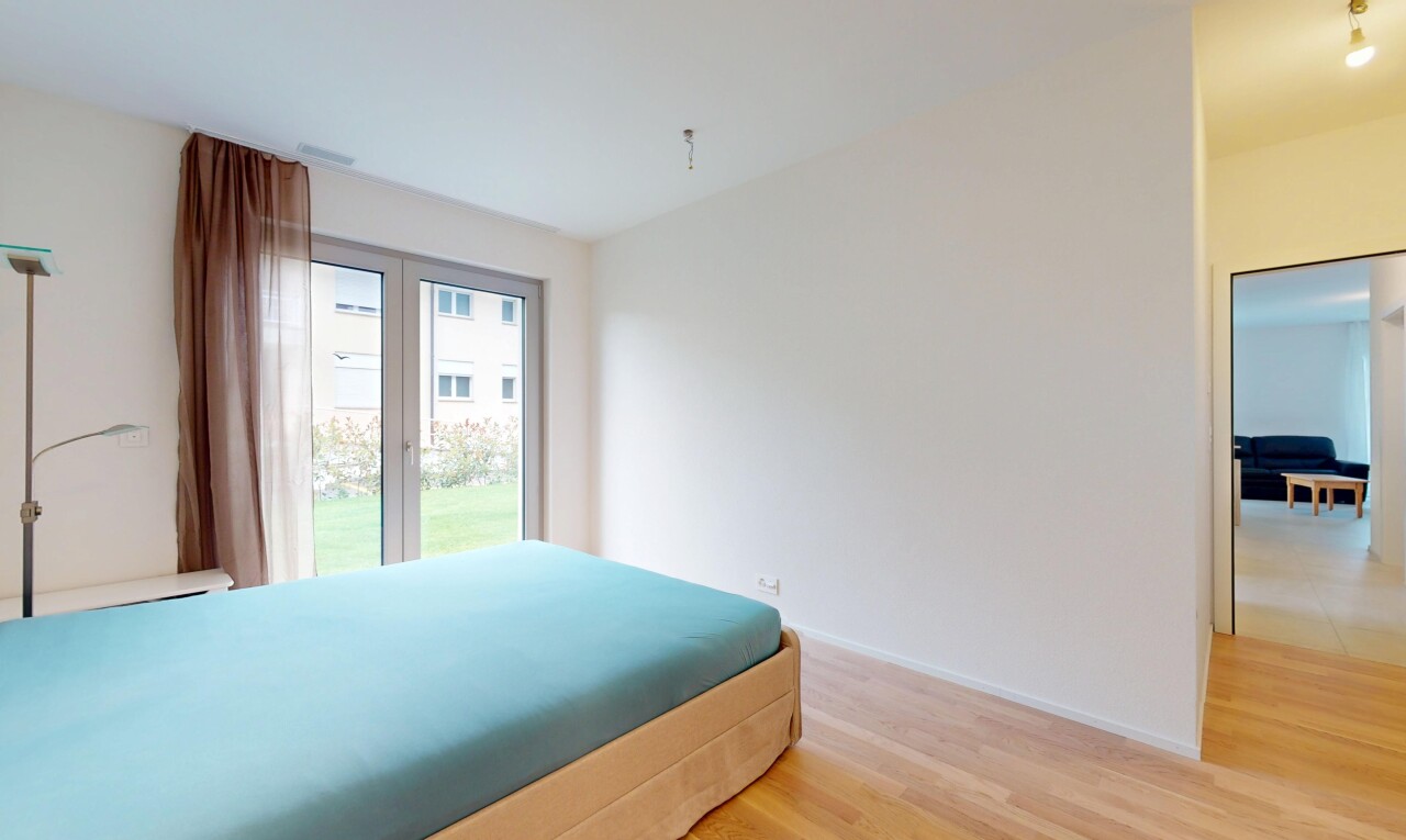 zimmer / schlafzimmer mit inside property, natürliches licht, natural light, holzfußboden, und wood finish floor