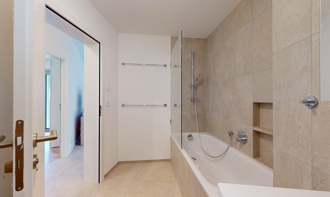 bad mit inside property, fliesenboden, tile floor, komplettes badezimmer, und kombiniertes bad / dusche