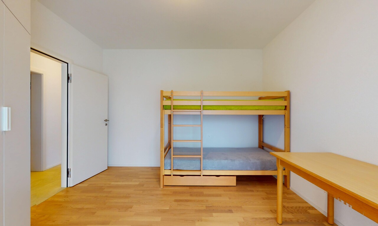 zimmer / schlafzimmer mit inside property, holzfußboden, wood finish floor, gipskartonwand, und drywall