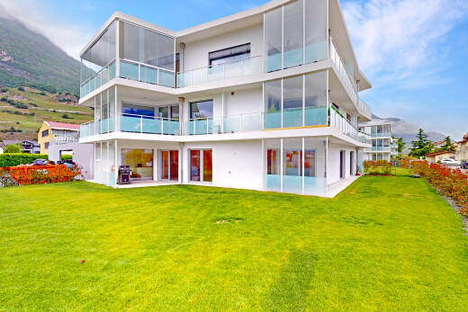 außenansicht mit glasverkleidung, property visible, day time, rasen, und blick auf die berge