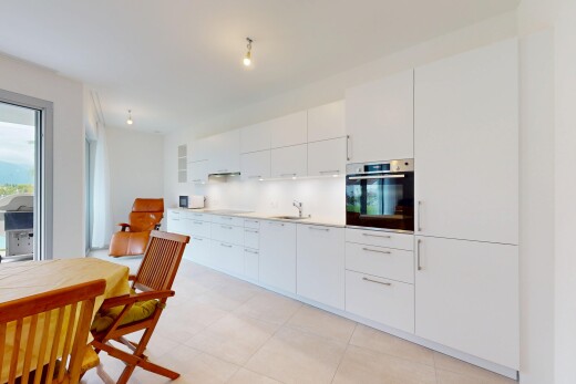 küche mit ofen, waschbecken, inside property, weiße schränke, und natürliches licht