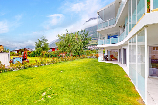 garten mit rasen, day time, blick auf die berge, und mountain view