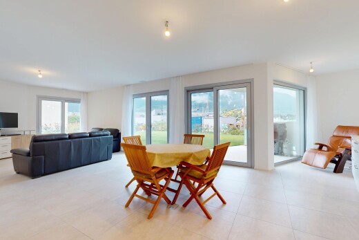 wohn- / esszimmer mit inside property, fernseher, natürliches licht, natural light, und gipskartonwand