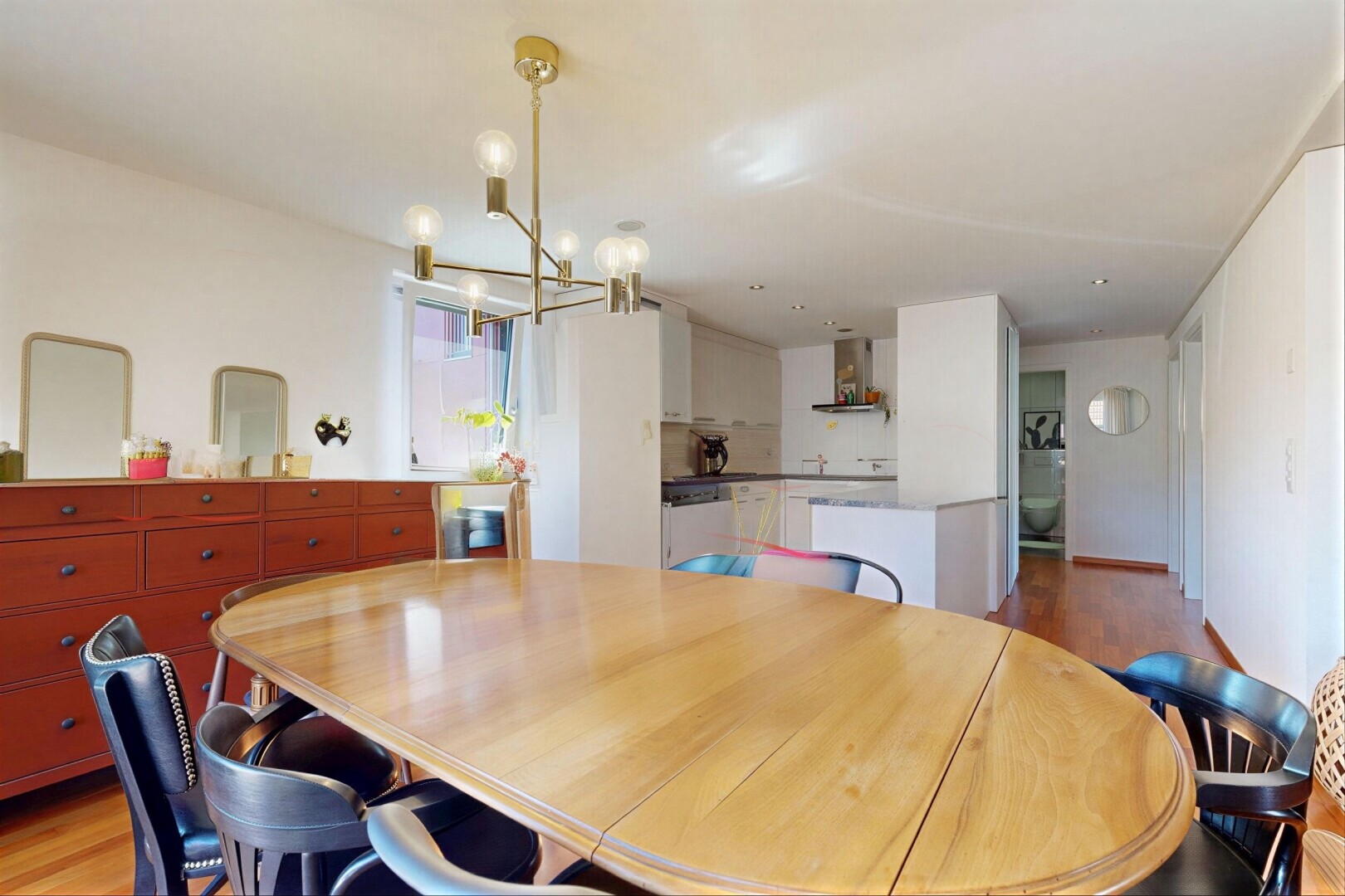 esszimmer mit gipskartonwand, drywall, holzfußboden, wood finish floor, und inside property