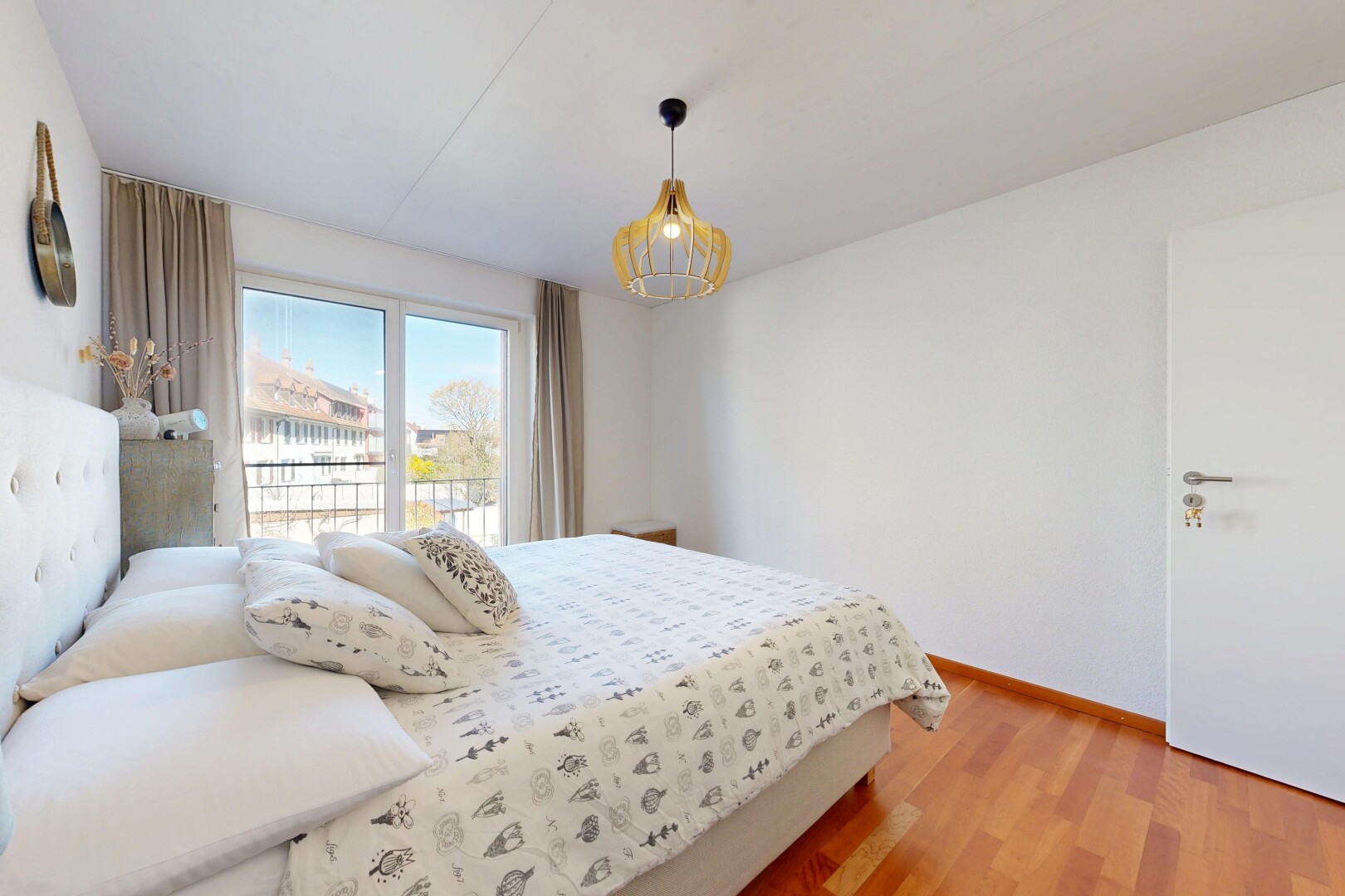 zimmer / schlafzimmer mit day time, gipskartonwand, drywall, inside property, und holzfußboden