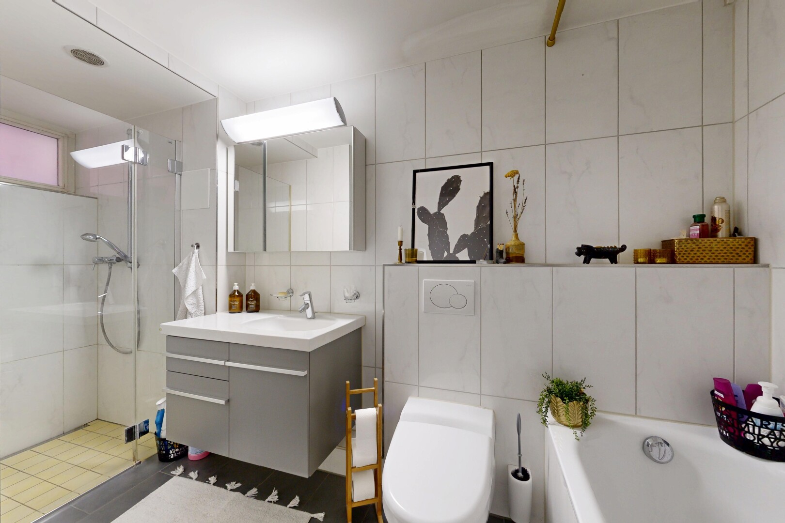 bad mit fliesenwand, tile wall, komplettes badezimmer, spiegel, und schminktisch