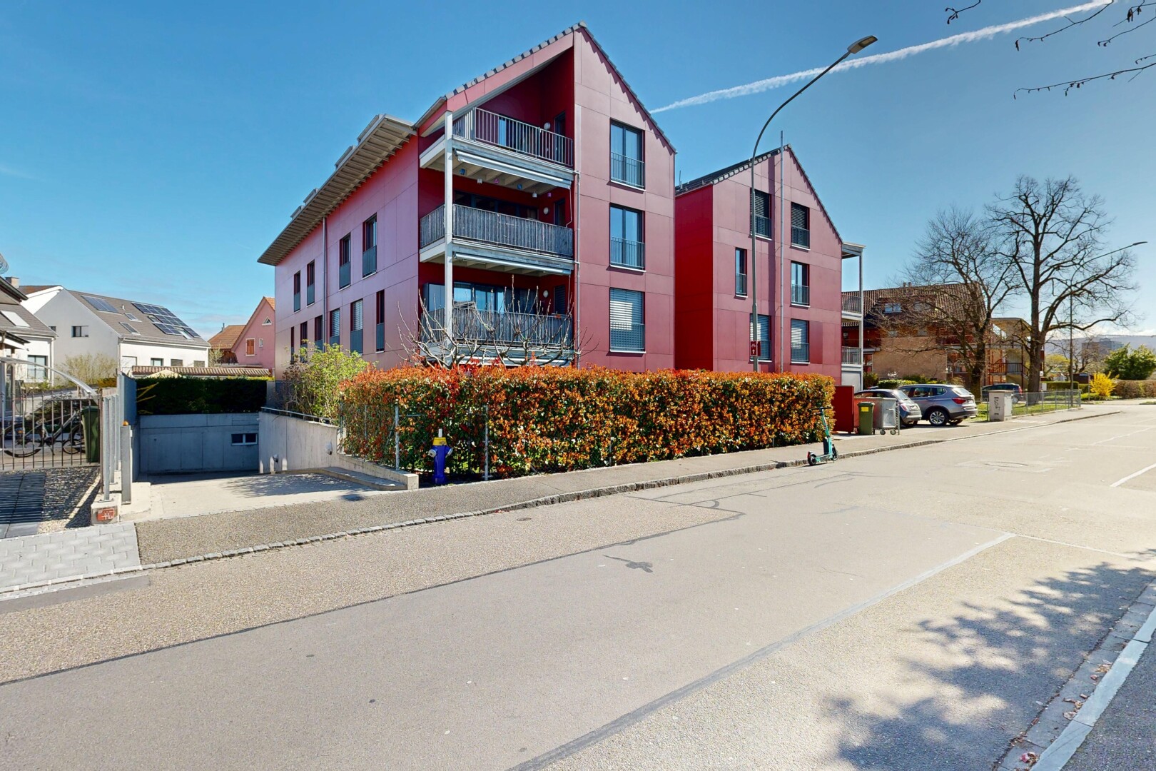 außenansicht mit day time, blick auf wohnanlage, und apartment complex view