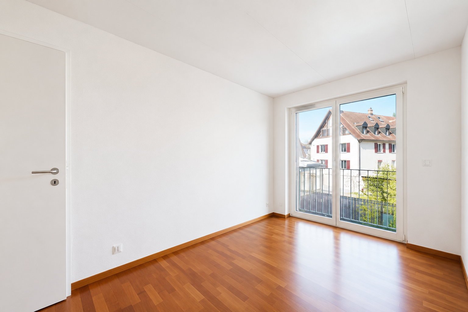 leerer raum mit wood finish floor, holzfußboden, natural light, natürliches licht, und day time