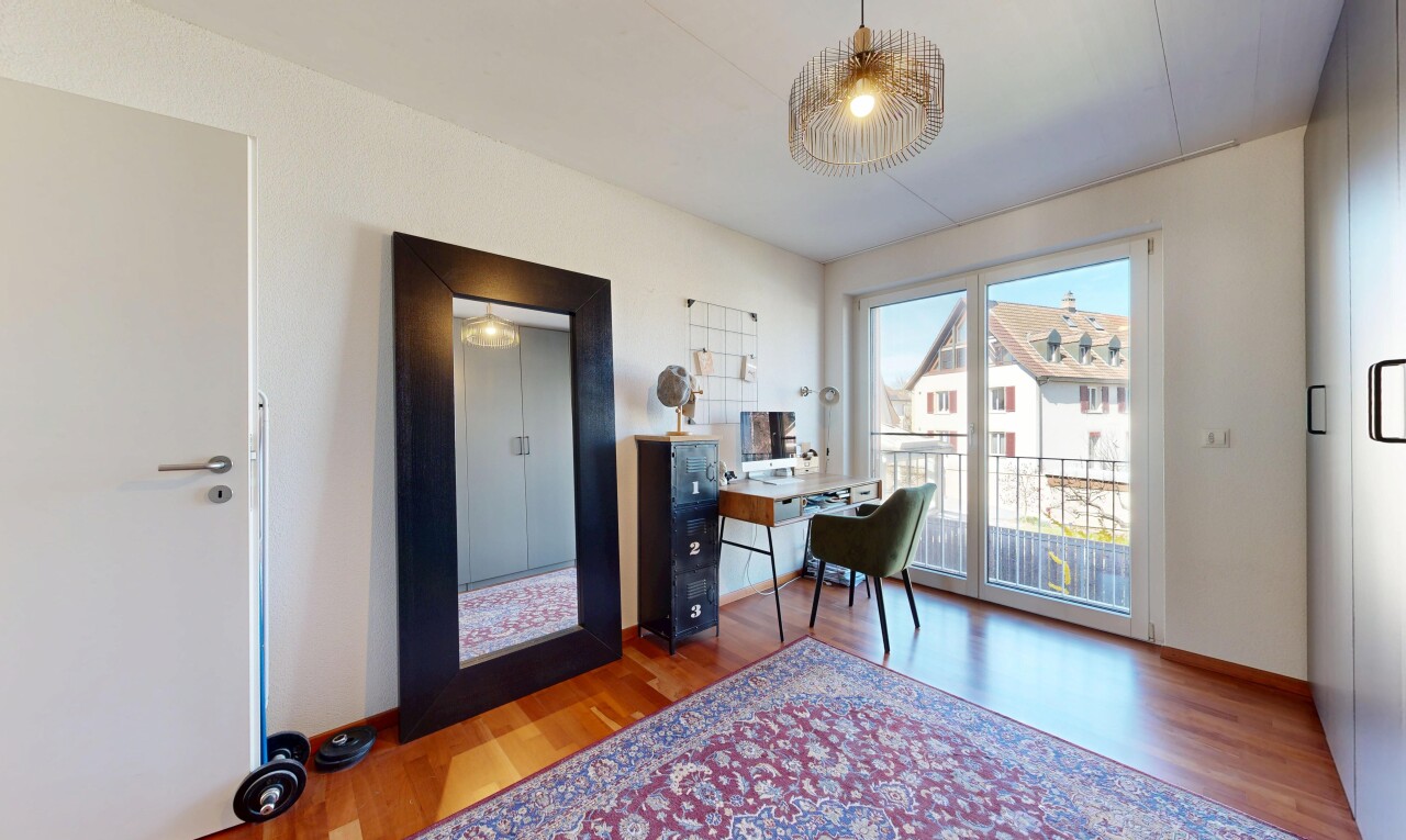 büro mit natürliches licht, natural light, inside property, holzfußboden, und wood finish floor