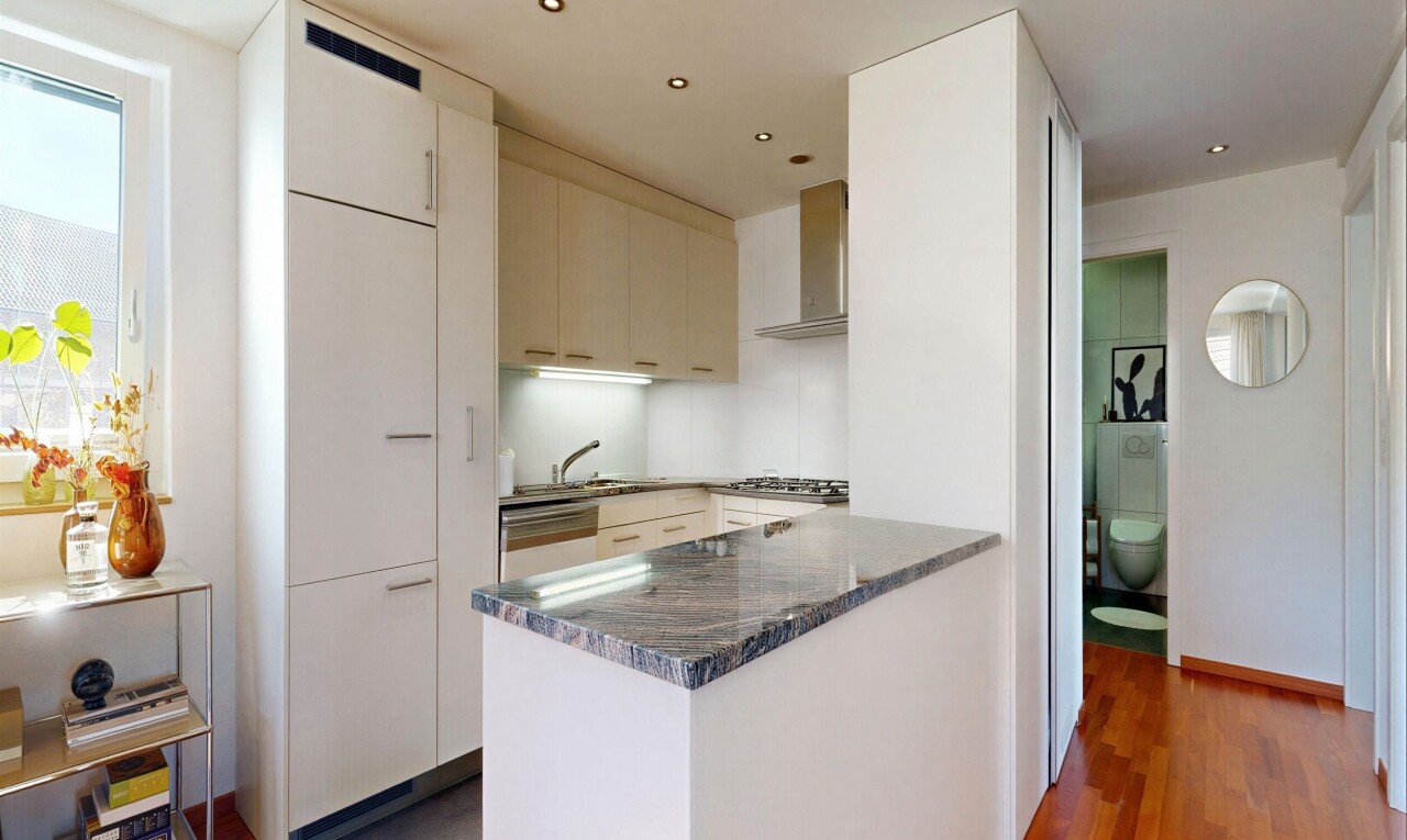 küche mit dark countertops, dunstabzugshaube, natürliches licht, natural light, und holzfußboden