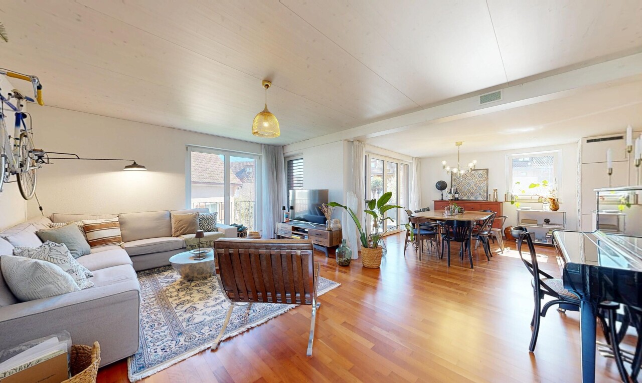 wohn- / esszimmer mit wood finish floor, holzfußboden, inside property, fernseher, und natural light
