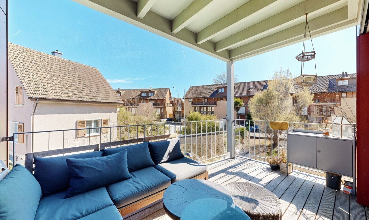 terrasse mit day time, deck, from property, wohnraum im freien, und residential view