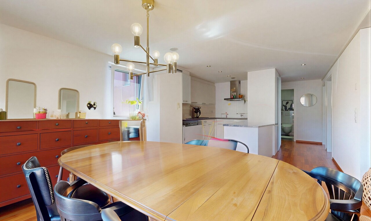 esszimmer mit gipskartonwand, drywall, holzfußboden, wood finish floor, und inside property
