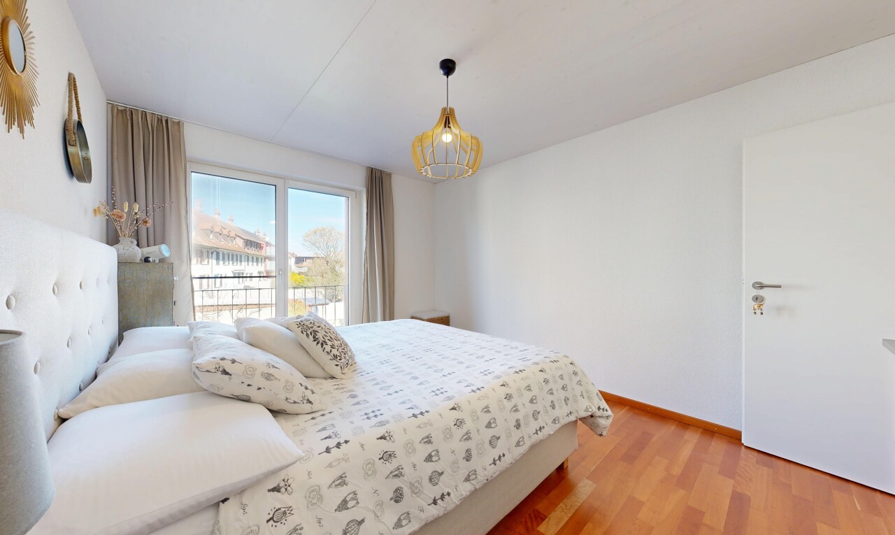 zimmer / schlafzimmer mit day time, gipskartonwand, drywall, inside property, und holzfußboden