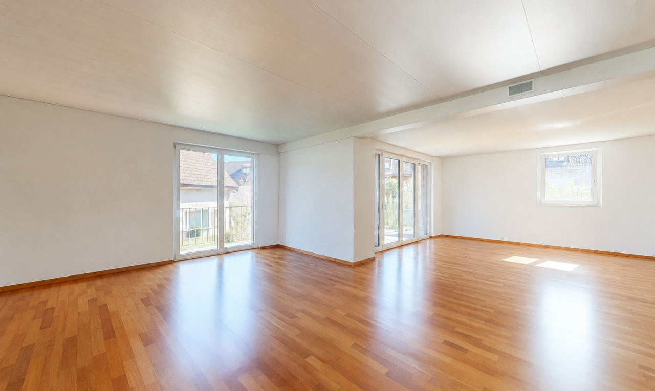 leerer raum mit holzfußboden, wood finish floor, inside property, gipskartonwand, und drywall