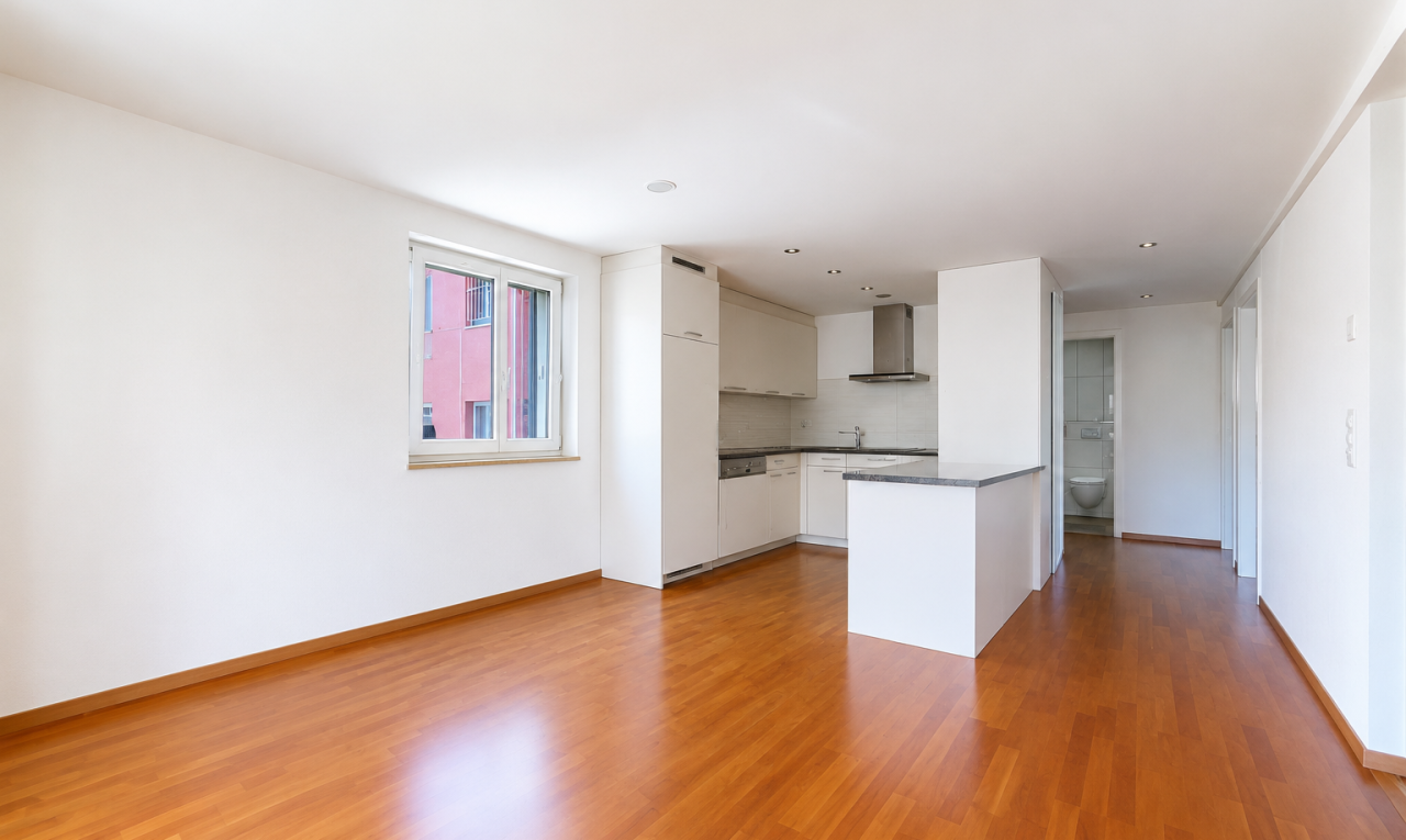 leerer raum mit holzfußboden, wood finish floor, gipskartonwand, drywall, und sockelleisten