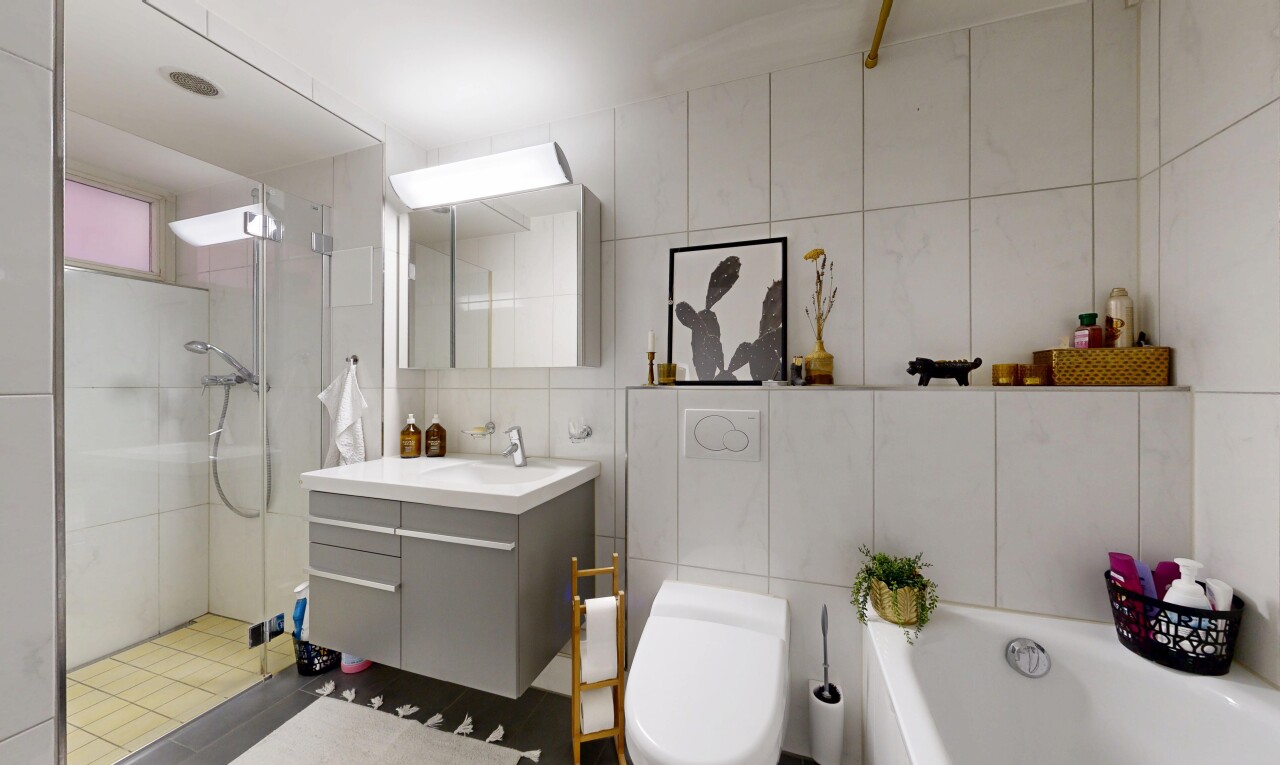 bad mit fliesenwand, tile wall, komplettes badezimmer, spiegel, und schminktisch