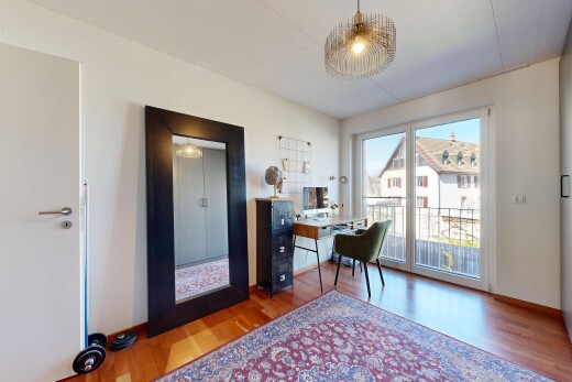 bureau avec lumière naturelle, natural light, inside property, sol en finition bois, et wood finish floor