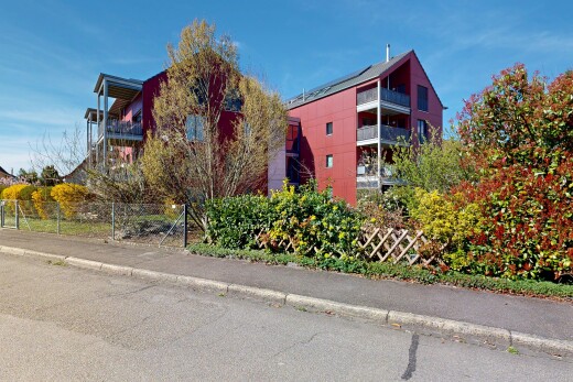 façade avec day time, clôture, apartment complex view, et from community
