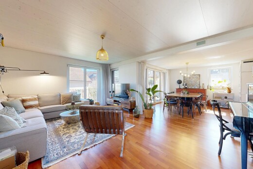 wohn- / esszimmer mit wood finish floor, holzfußboden, inside property, fernseher, und natural light