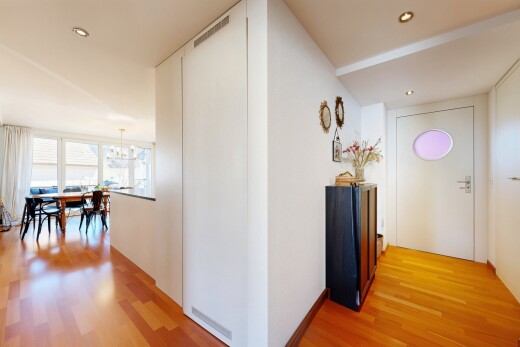 halle / korridor mit wood finish floor, holzfußboden, inside property, drywall, und gipskartonwand