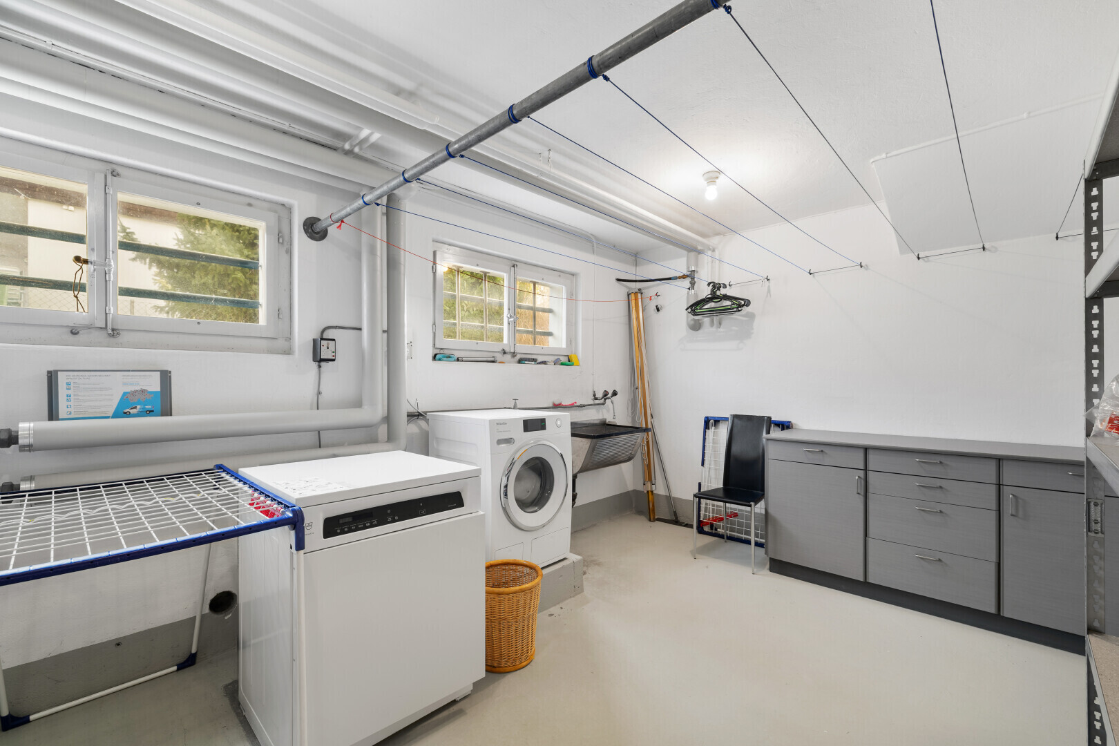 laundry area with washer / dryer and concrete flooring