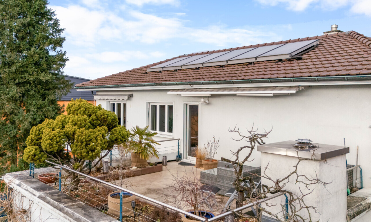 façade avec panneaux solaires, bardage en stuc, toit en tuiles, terrasse, et day time