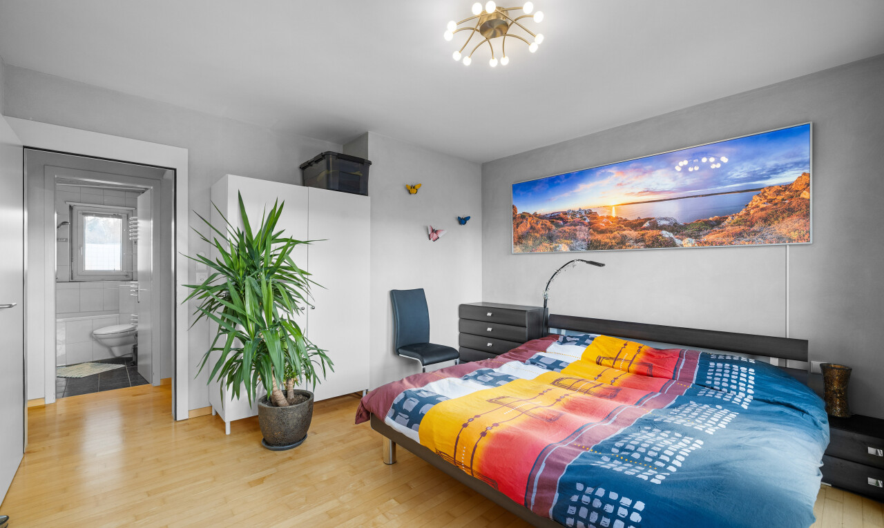 chambre avec sol en finition bois, wood finish floor, inside property, light floor, et cloison sèche