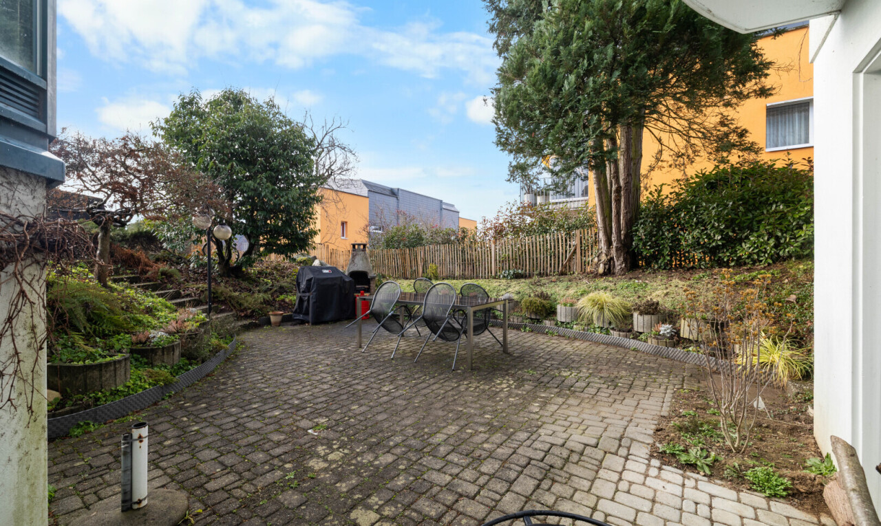 jardin avec terrasse, from property, clôture, day time, et foyer extérieur
