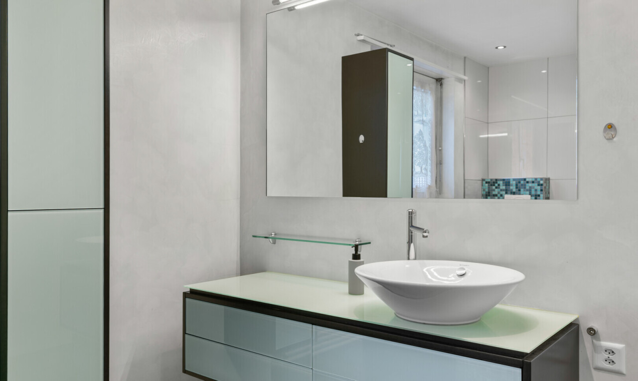 bathroom with vanity