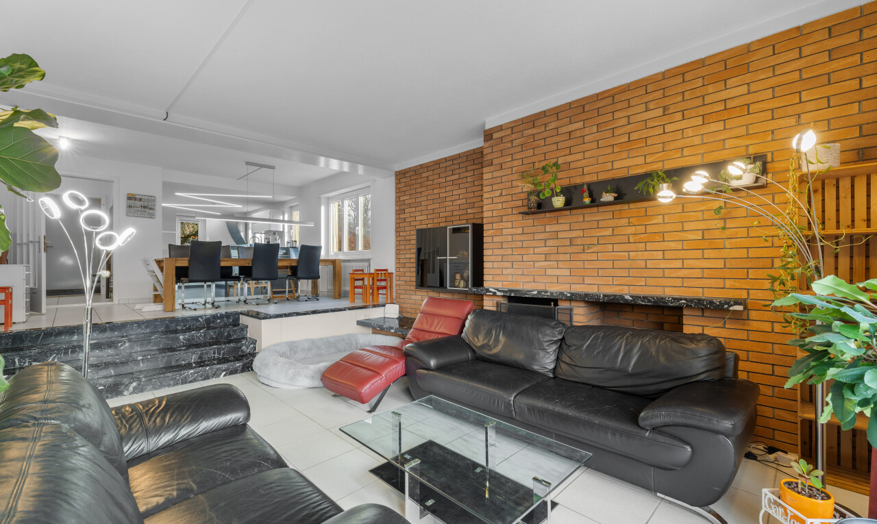 salon / salle à manger avec mur en brique, brick wall, inside property, lumière naturelle, et natural light