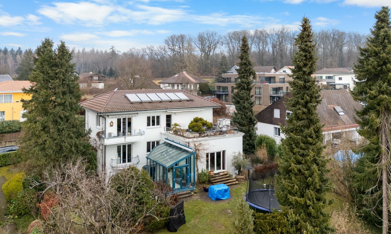 façade avec trampoline, day time, panneaux solaires, drone view, et bardage en stuc