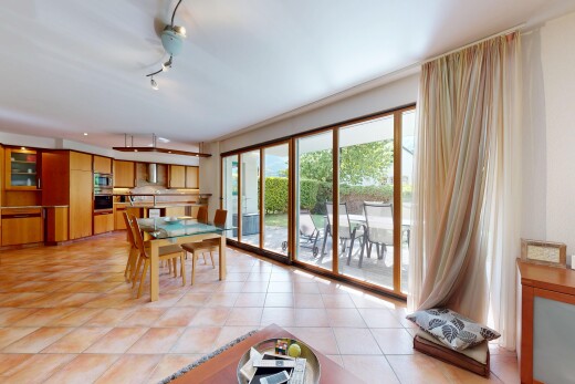 salle à manger avec light floor, inside property, natural light, lumière naturelle, et tile floor