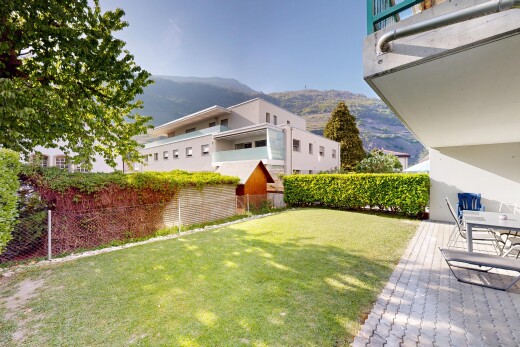 façade avec vue sur la montagne, mountain view, from property, day time, et clôture