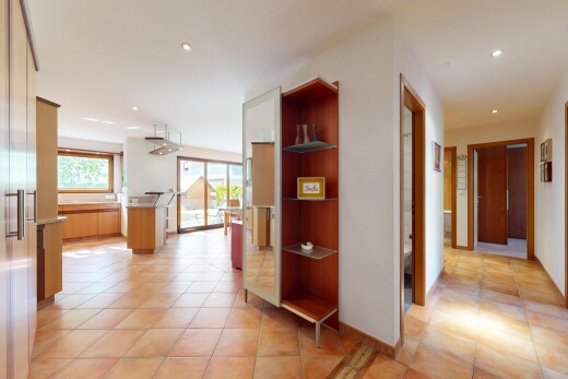 couloir avec tile floor, sol en carrelage, inside property, drywall, et cloison sèche