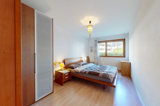 chambre avec inside property, sol en finition bois, wood finish floor, lumière naturelle, et natural light