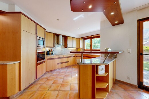cuisine avec inside property, backsplash, dosseret, light floor, et tile floor