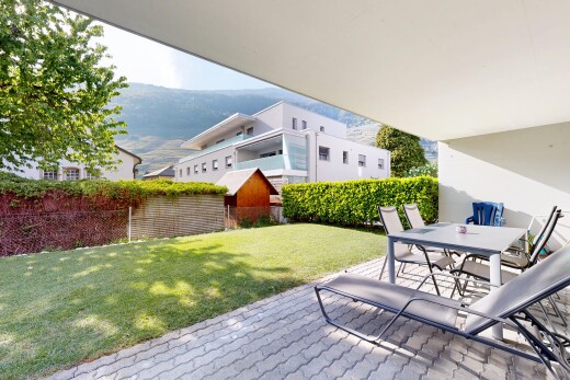 terrasse avec coin repas extérieur, pelouse, from property, vue sur la montagne, et mountain view