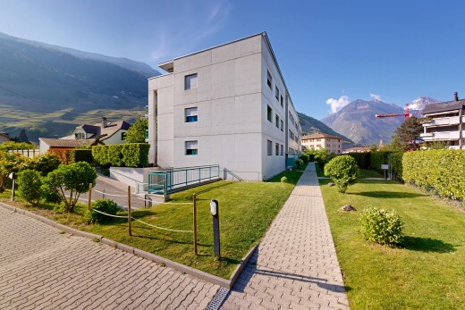 extérieur du bâtiment avec mountain view, vue sur la montagne, day time, et clôture