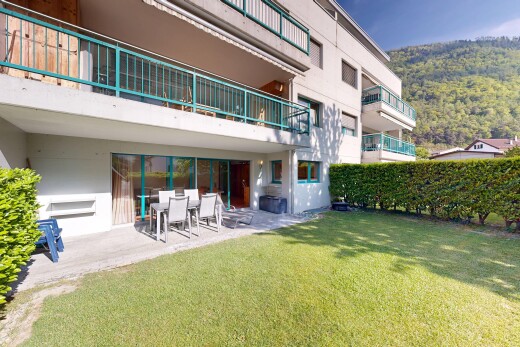 façade avec balcon, terrasse, pelouse, apartment complex view, et coin repas extérieur
