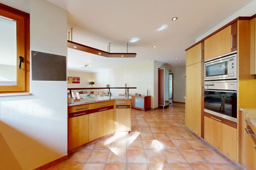 cuisine avec four, light floor, kitchen peninsula, péninsule de cuisine, et inside property