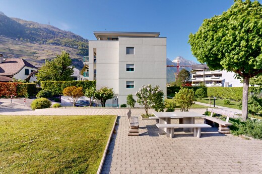 extérieur du bâtiment avec mountain view, vue sur la montagne, day time, et from community
