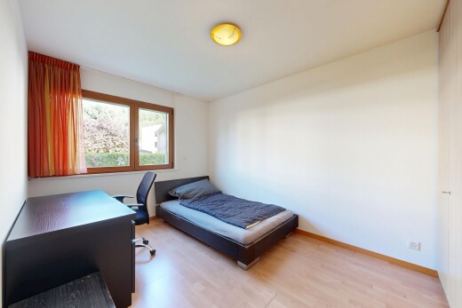 chambre avec espace bureau, drywall, cloison sèche, wood finish floor, et sol en finition bois